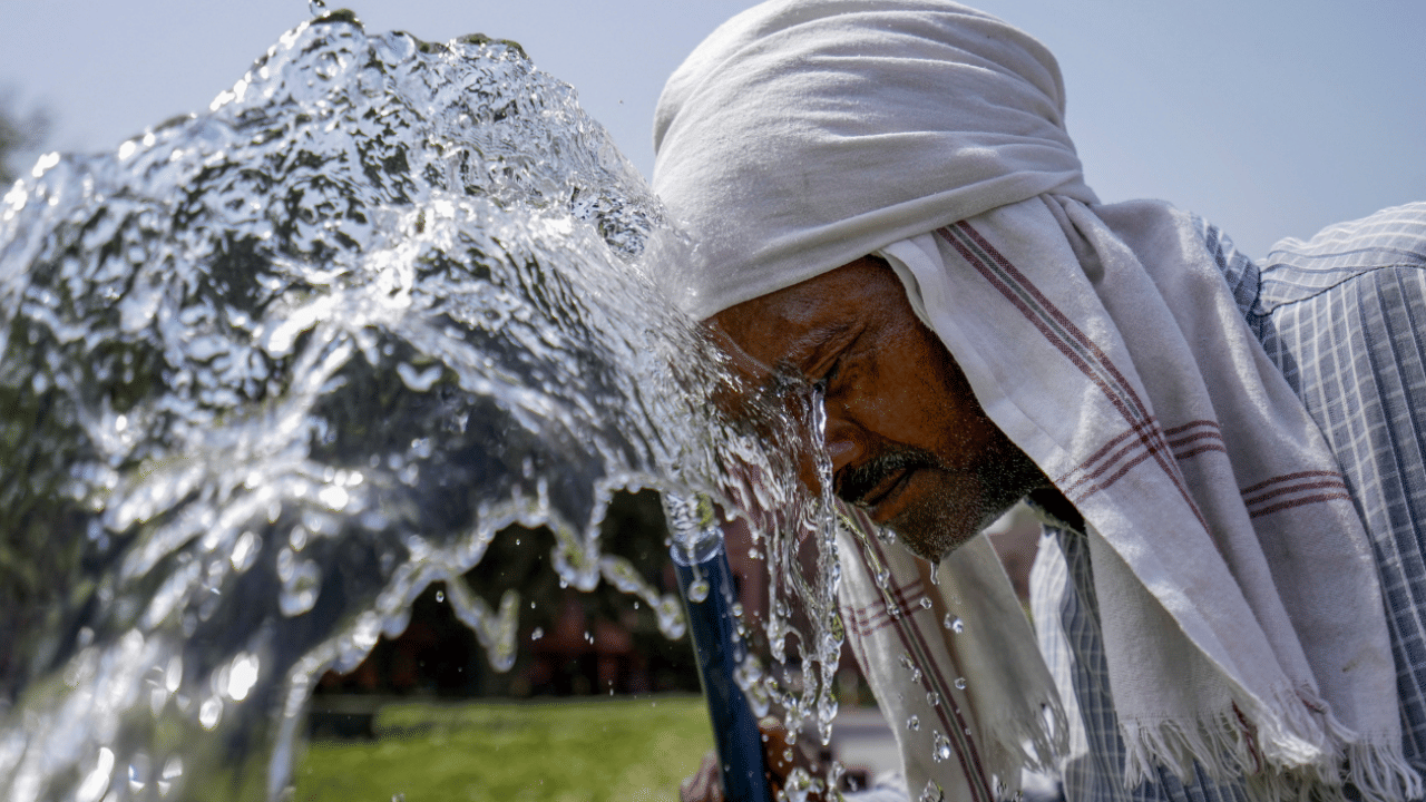 സംസ്ഥാനത്തെ ചുട്ടുപൊള്ളിച്ച് വേനൽച്ചൂട് കടുക്കുന്നു. അതിനനുസരിച്ച് അൾട്രാവയലറ്റ് സൂചികയും ഉയരുന്നുണ്ട്. കോന്നി, ചെങ്ങന്നൂർ, ചങ്ങനാശ്ശേരി, മൂന്നാർ, തൃത്താല എന്നിവിടങ്ങളിലും യെല്ലോ അലർട്ടും കൊട്ടാരക്കര, കളമശ്ശേരി, ഒല്ലൂർ, പൊന്നാനി, ബേപ്പൂർ, മാനന്തവാടി എന്നിവിടങ്ങളിൽ യെല്ലോ അലർട്ടുമാണ് പ്രഖ്യാപിച്ചിട്ടുള്ളത്.
