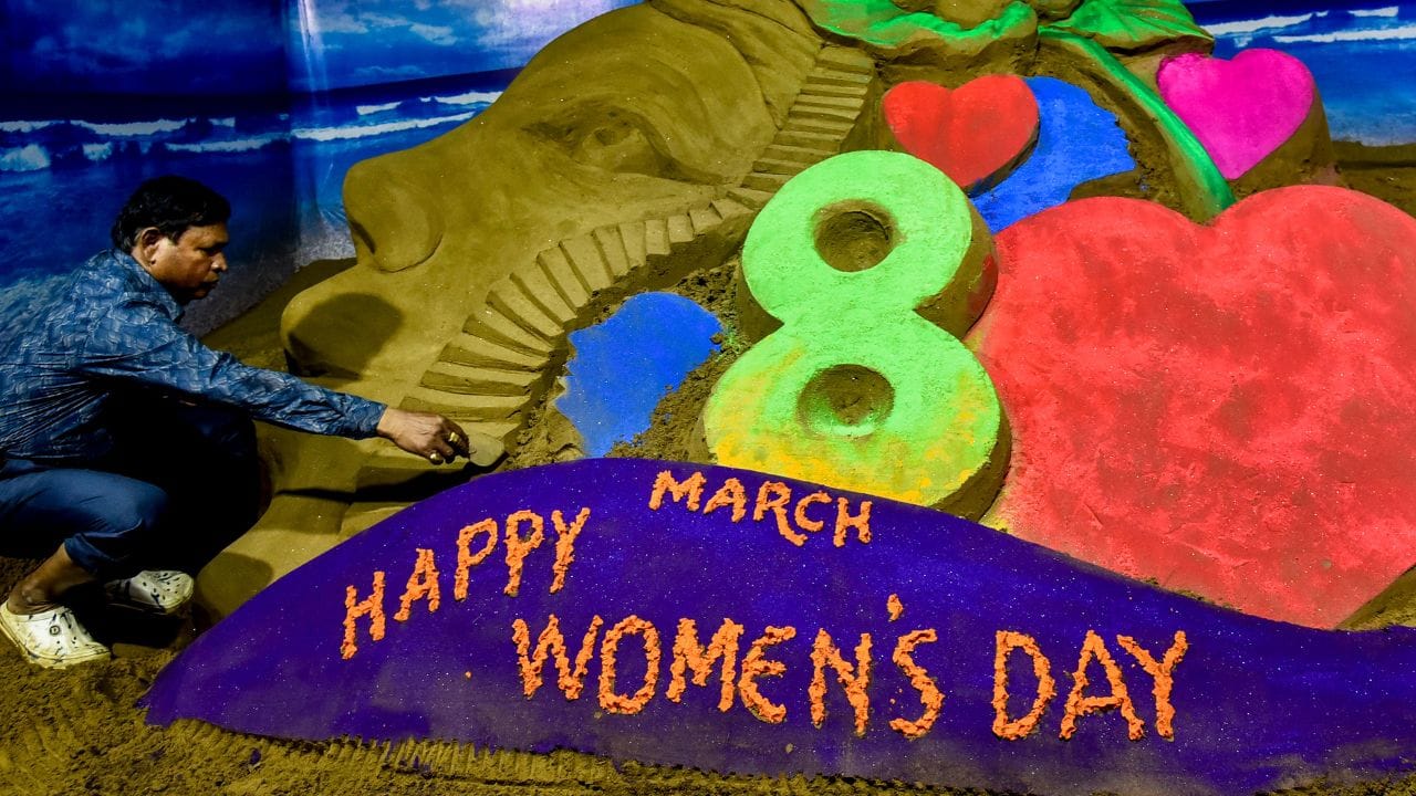 ലോകം അന്താരാഷ്ട്ര വനിതാ ദിനം ആഘോഷിക്കുകയാണ്. ഫെമിനിസവുമായി ബന്ധപ്പെട്ടതാണ് വനിതാ ദിനം എന്ന് ചിന്തിക്കുന്ന ധാരാളം ആളുകള്‍ ഈ ലോകത്തുണ്ട്. എന്നാല്‍ വനിതാ ദിനത്തിന്റെ ചരിത്രം ലോകത്തെ തൊഴിലാളി പ്രസ്ഥാനങ്ങളുടെ അടിവേരോളം ആഴമുള്ളതാണ്. തൊഴിലാളികളായ സ്ത്രീകള്‍ തങ്ങളുടെ അവകാശങ്ങള്‍ക്കും തുല്യ വേതനത്തിനുമായി നിരന്തരം നടത്തിയ പോരാട്ടങ്ങളുടെ ഫലമായാണ് ഈ ലോകം ഇന്ന് അന്ത്രാഷ്ട്ര വനിതാ ദിനം എന്ന പേരില്‍ ആഘോഷിക്കുന്നത്. (Image Credits: PTI and Getty Images)