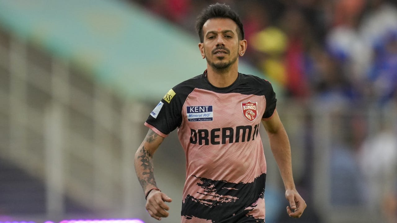 ടീമിന് വേണ്ടി 150 ശതമാനം നല്‍കാന്‍ ആഗ്രഹിക്കുന്നു. ഒരു സീനിയറെന്ന നിലയില്‍ മറ്റുള്ളവര്‍ക്ക് തന്നില്‍ നിന്ന് എന്തെങ്കിലും പഠിക്കണമെന്ന് തോന്നിപ്പിക്കണമെന്നും താരം കൂട്ടിച്ചേര്‍ത്തു. ഐപിഎല്ലില്‍ ഇത്തവണ മികച്ച പ്രകടനം നടത്താമെന്ന പ്രതീക്ഷയിലാണ് ചഹല്‍ (Image Credits: PTI).