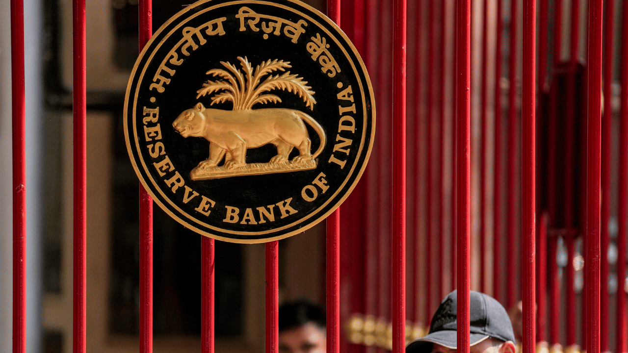 ഇന്ന് ബാങ്കിൽ പോകാൻ പ്ലാൻ ചെയ്തിരിക്കുകയാണോ? എങ്കിൽ നിരാശ ആയിരിക്കും ഫലം. ആർബിഐ കലണ്ടർ പ്രകാരം, സംസ്ഥാനത്ത് ഇന്ന് മുതൽ മൂന്ന് ദിവസത്തേക്ക് ബാങ്കുകൾക്ക് അവധിയായിരിക്കും. കണക്കെടുപ്പ് ആയതിനാൽ ഇന്ന് പണമിടപാട് ഉണ്ടായിരിക്കില്ല.