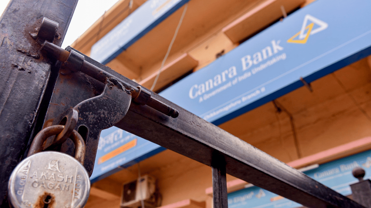 അതേസമയം, ശനിയാഴ്ച രാവിലെ ഏജന്‍സി ബാങ്കുകളില്‍ നിന്ന് പണം ലഭ്യമാക്കിയശേഷമേ ട്രഷറികളില്‍ പെന്‍ഷന്‍, സേവിങ്‌സ് ബാങ്ക് തുടങ്ങിയവ വഴിയുള്ള പണം ഇടപാടുകള്‍ ആരംഭിക്കുകയുള്ളൂവെന്ന് അധികൃതര്‍ അറിയിച്ചിട്ടുണ്ട്.
