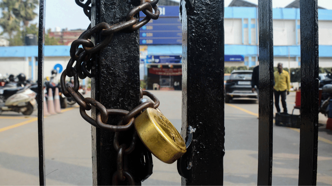 ബാങ്കുകൾക്കൊപ്പം ട്രഷറികളിലെ പ്രവർത്തനവും തടസപ്പെടും. ഏപ്രിൽ ഒന്ന്  'നോ ട്രാൻസാക്ഷൻ ഡേ' പ്രഖ്യാപിച്ചതിനാല്‍ ട്രഷറികളിലും സാമ്പത്തിക ഇടപാടുകള്‍ നടക്കില്ലെന്ന് അധികൃതർ അറിയിച്ചു.
