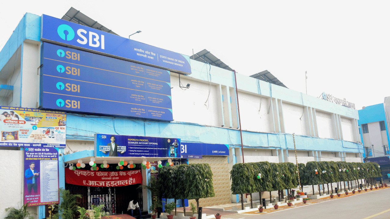 സാമ്പത്തിക വർഷത്തിന്റെ കണക്കെടുപ്പും തുടർന്നു വരുന്ന പൊതു അവധികളുമാണ് ബാങ്ക് പ്രവർത്തനങ്ങളെ ബാധിക്കുന്നത്. ഏപ്രിൽ 1 ബുധനാഴ്ച, കണക്കെടുപ്പ് ആണ്. ഏപ്രിൽ 2 പെസഹ വ്യാഴവും ഏപ്രിൽ 3 ദു:ഖവെള്ളിയും അവധിയാണ്. 
