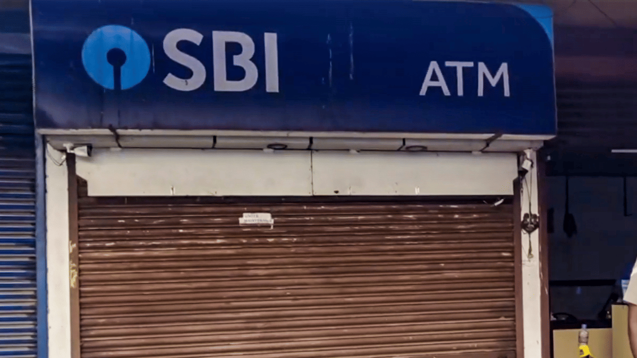 ബാങ്ക് വഴിയുള്ള പണമിടപാടുകൾ, ചെക്ക് ക്ലിയറൻസ് തുടങ്ങിയ സേവനങ്ങൾ ഇനി ശനിയാഴ്ച മാത്രമേ പുനരാരംഭിക്കുകയുള്ളൂ. എന്നാൽ എ.ടി.എം സേവനങ്ങളും ഓൺലൈൻ ബാങ്കിംഗ് സൗകര്യങ്ങളും തടസ്സമില്ലാതെ ലഭ്യമാകും. (Image Credit: PTI, Getty Images)