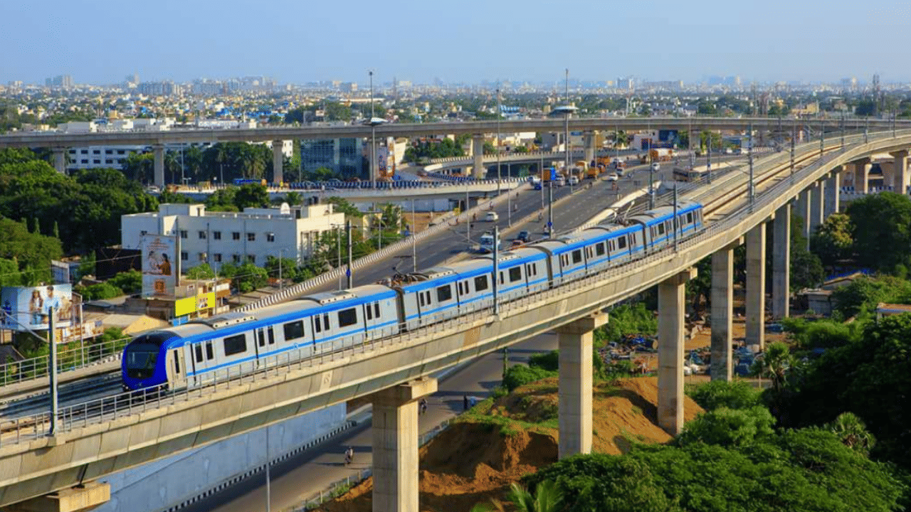അതേസമയം, മെട്രോ സ്റ്റേഷനുകളിൽ നിന്നുള്ള യാത്രാക്ലേശം പരിഹരിക്കാൻ ‘മെട്രോ അറ്റ് ദി ഡോർസ്റ്റെപ്പ്’ പദ്ധതി തമിഴ്നാട് സർക്കാർ ആരംഭിച്ചിട്ടുണ്ട്. തിരഞ്ഞെടുത്ത 11 മെട്രോ സ്റ്റേഷനുകളിലേക്ക് 220 ഫീഡർ ബസുകൾ സർവീസ് നടത്താനാണ് സർക്കാർ അം​ഗീകാരം നൽകിയത്. (Image Credit: Getty Images)