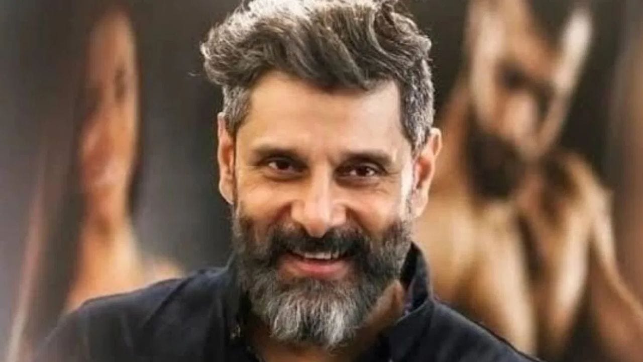 തന്റെ കഥാപാത്രത്തിന്റെ പൂർണ്ണമായ്ക്കു വേണ്ടി  രൂപത്തിൽ എന്തു മാറ്റവും വരുത്താൻ സാഹസം കാണിക്കുന്ന നടൻ കൂടിയാണ് അദ്ദേഹം. അതിനുദാഹരണമാണ് അന്ന്യൻ,ഐ,  പിതാമകൻ എന്നിവ. പിതാമകൻ എന്ന ചിത്രത്തിലെ അഭിനയ മികവിന് വിക്രത്തിന് 2013 ദേശീയ അവാർഡ് ലഭിച്ചു. (PHOTO: SOCIAL MEDIA)