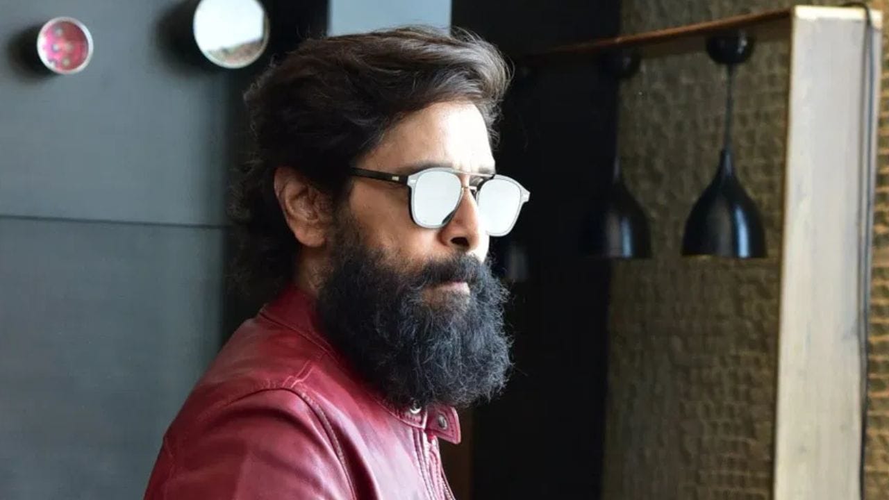 അന്ന് അഭിനയത്തിൽ മാത്രമല്ല ഡബ്ബിങ് ആർട്ടിസ്റ്റ് എന്ന തരത്തിലും  വിക്രം പരിശ്രമം തുടർന്നു. പിന്നീട് 1999 റിലീസ് ചെയ്ത സേതു എന്ന സിനിമയാണ് വിക്രമിന്റെ ജീവിതത്തിൽ ഒരു വഴിത്തിരിവായി മാറിയത്.അതിലെ 'ചിയാൻ' എന്ന കഥാപാത്രം വലിയ ഹിറ്റായതോടെയാണ് അദ്ദേഹം 'ചിയാൻ വിക്രം' എന്നറിയപ്പെടാൻ തുടങ്ങിയത്.  (PHOTO: SOCIAL MEDIA)