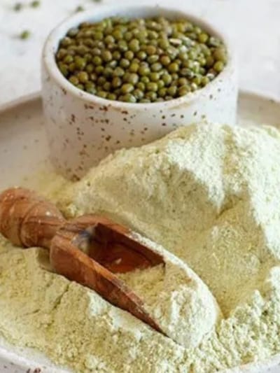 വെയിലേറ്റ കരുവാളിപ്പ് മാറ്റാൻ ചെറുപയർ; ഇങ്ങനെ ഉപയോ​ഗിക്കൂ