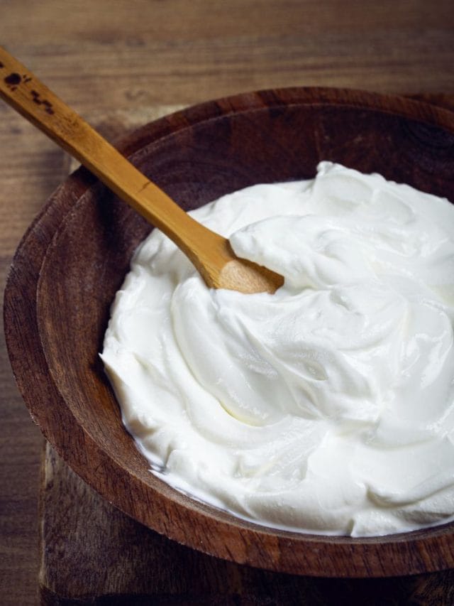 സൂര്യപ്രകാശമേറ്റ് മുഖം കരിവാളിച്ചോ? പരിഹാരം തൈരിലുണ്ട്