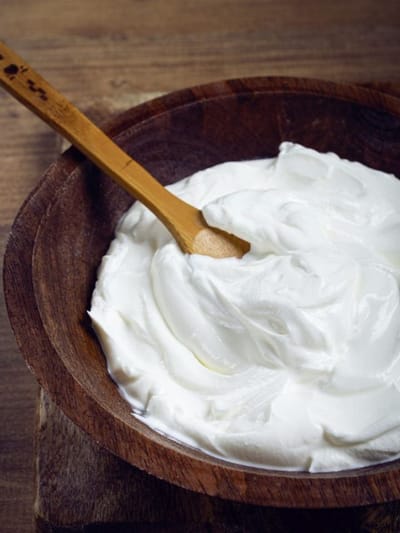 സൂര്യപ്രകാശമേറ്റ് മുഖം കരിവാളിച്ചോ? പരിഹാരം തൈരിലുണ്ട്