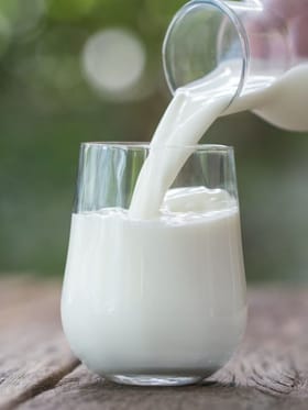 കരിവാളിപ്പ് മാറാൻ ക്രീമുകൾ വേണ്ട! ഒരു തുള്ളി പാൽ മതി