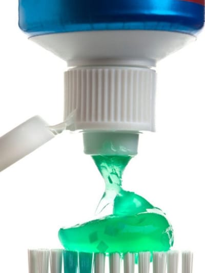 അടുക്കളയിലെ കറകൾ മിനിറ്റുകൾകൊണ്ട് മായും; ടൂത്ത് പേസ്റ്റ് മതി