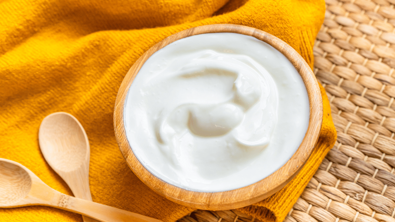 തൈര് നിറച്ച പാത്രം എവിടെ വെക്കുന്നു എന്നതും തൈര് പുളിക്കുന്നതിനെ സ്വാധീനിക്കും. അടുക്കളയിലെ താരതമ്യേന തണുത്ത ഭാഗത്ത് തൈര് സൂക്ഷിക്കുവുന്നതാണ്. സൂര്യപ്രകാശം നേരിട്ട് ഏൽക്കുന്ന സ്ഥലത്തോ ഗ്യാസ് സ്റ്റൗവിനടുത്തോ തൈര് വെക്കുന്നത് ഒഴിവാക്കേണ്ടതാണ്.