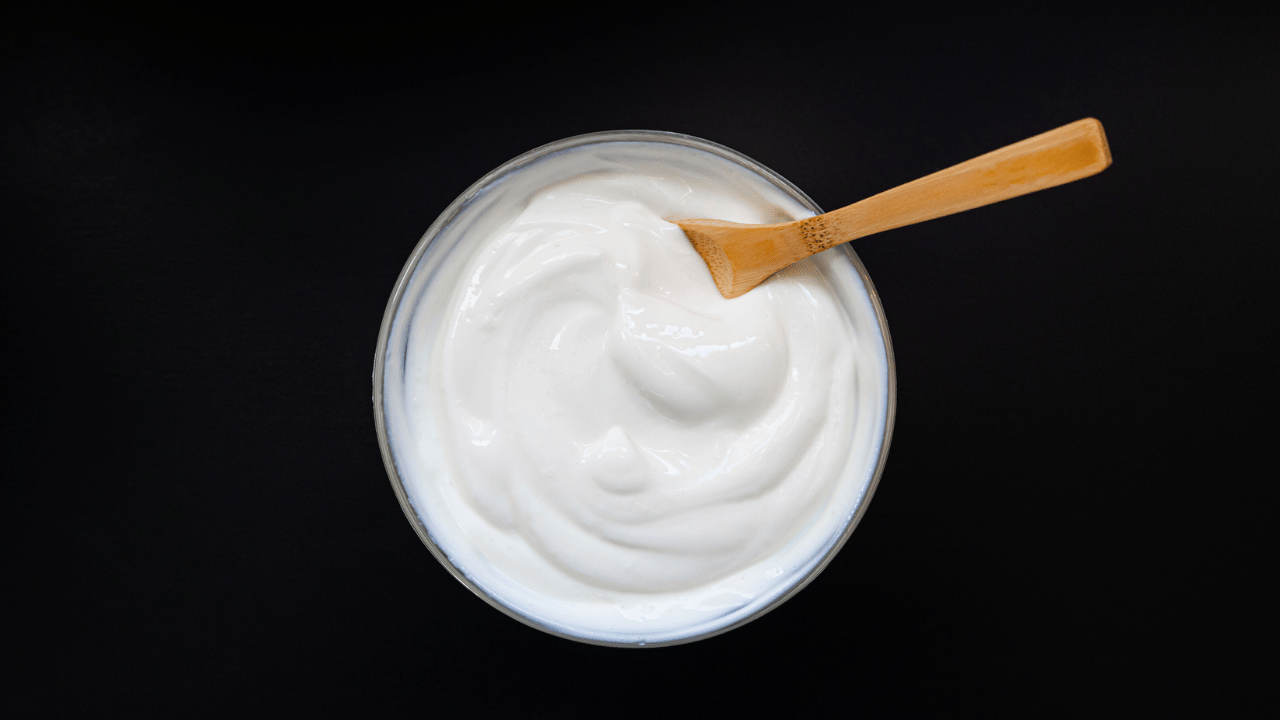 തൈര് സൂക്ഷിക്കാൻ മൺപാത്രങ്ങൾ ഉപയോ​ഗിക്കുന്നതാണ് നല്ലത്. മൺപാത്രങ്ങൾ സ്വാഭാവികമായും തണുപ്പ് നിലനിർത്തുന്നതിനാൽ തൈര് പെട്ടെന്ന് കേടാകില്ല. സ്റ്റീൽ പാത്രങ്ങളേക്കാൾ കൂടുതൽ സമയം ഫ്രഷ് ആയി ഇരിക്കാനും മൺപാത്രങ്ങളിൽ സൂക്ഷിക്കുന്നത് സഹായിക്കും. 
