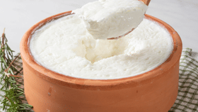 Curd: വേനൽച്ചൂടിൽ തൈര് പെട്ടെന്ന് പുളിക്കുന്നുണ്ടോ? പരിഹാരം ഇത്...