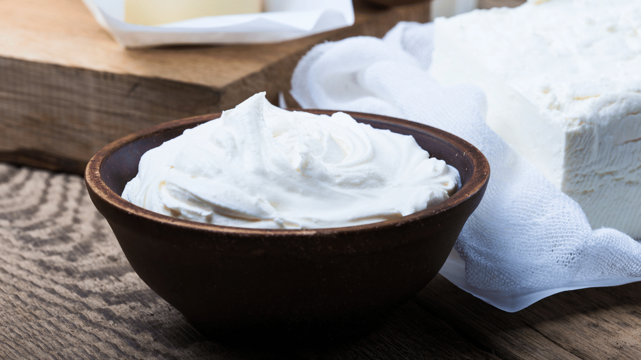 അതുപോലെ ഉറ അധികമായാലും തൈര് പെട്ടെന്ന് പുളിച്ച് പോകും. അതുകൊണ്ട് വേനൽക്കാലത്ത് തൈര് ഉണ്ടാക്കുമ്പോൾ ഉപയോ​ഗിക്കുന്ന ഉറയുടെ, അതായത് മുമ്പ് ഉണ്ടാക്കിയ തൈരിന്റെ അളവ് കുറയ്ക്കുക. ഒരു ലിറ്റർ പാലിന് ഒരു ടീസ്പൂൺ ഉറ മാത്രം മതിയാകും.
