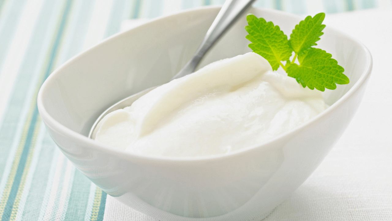 ഒരിക്കലും തിളപ്പിച്ച പാൽ ചൂടോടെ ഉറയൊഴിക്കാൻ ഉപയോഗിക്കരുത്. അമിതമായ ചൂടുള്ള പാലിൽ ഉറയൊഴിക്കുന്നത് തൈര് പെട്ടെന്ന് പുളിച്ച് പോകാൻ കാരണമാകും. അതിനാൽ, പാൽ നന്നായി തണുത്ത ശേഷം മാത്രം ഉറയൊഴിക്കുക.