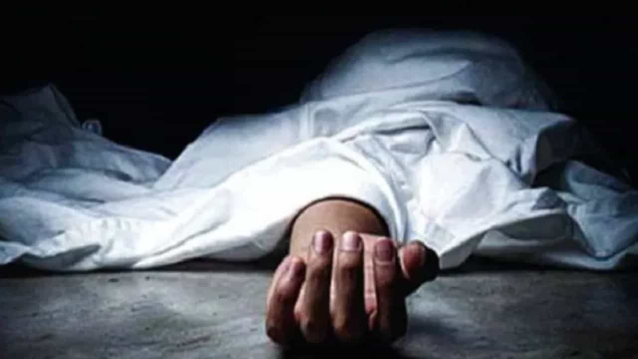 മൂത്തമകൾ മരിച്ചു; ആലപ്പുഴയിൽ പെൺമക്കൾക്ക് വിഷം നൽകിയശേഷം പിതാവ് ജീവനൊടുക്കി