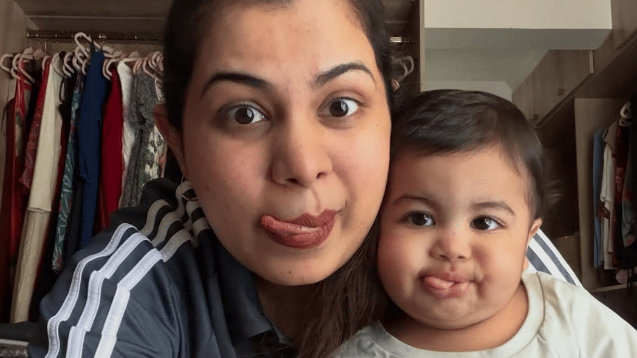 കുഞ്ഞുമൊത്തുള്ള ചിത്രങ്ങളും വീഡിയോകളും ദിയ സോഷ്യൽ മീഡിയയിൽ പങ്കുവയ്ക്കാറുണ്ട്. എന്നാൽ, കുഞ്ഞിനെ ദിയയുടെ വീട്ടുകാർക്കൊപ്പം മാത്രം കാണുന്നതിൽ അശ്വിന്റെ മാതാപിതാക്കളെ ഓർത്ത് ചിലർ വിഷമം പങ്കുവെച്ച് കമന്റുകൾ ഇട്ടു തുടങ്ങിയിരുന്നു.
