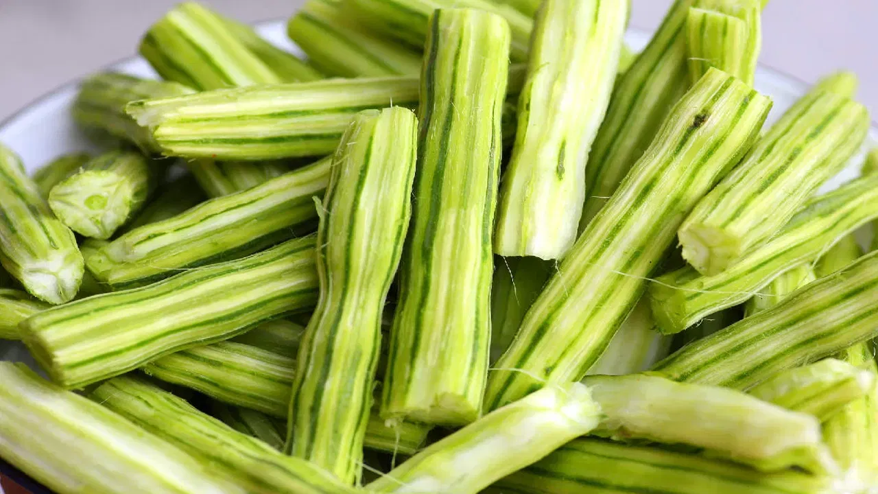 വിറ്റാമിൻ സി, എ, കാൽസ്യം, പൊട്ടാസ്യം എന്നിവയുടെ കലവറയാണിതെന്നതിനാൽ സന്ധിവേദന കുറയ്ക്കാനും കാഴ്ചശക്തി മെച്ചപ്പെടുത്താനും സഹായിക്കുന്നു. കൂടാതെ, രക്തത്തിലെ പഞ്ചസാരയുടെ അളവ് നിയന്ത്രിക്കുന്നതിൽ മുരിങ്ങയ്ക്കയിലെ ഘടകങ്ങൾ വലിയ പങ്കുവഹിക്കുന്നു.