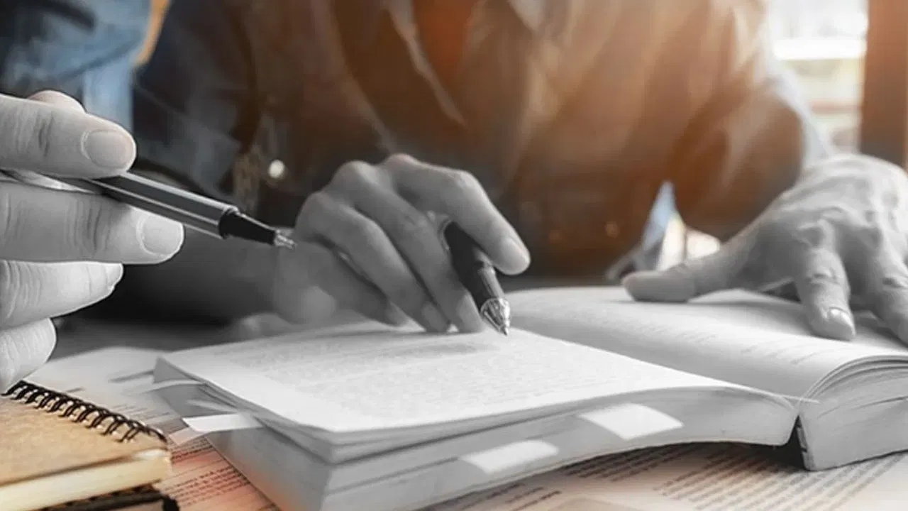 പരീക്ഷ കഴിഞ്ഞ് ഉടനെ ഉത്തരങ്ങൾ ഒത്തുനോക്കുമ്പോൾ, അറിഞ്ഞോ അറിയാതെയോ നമ്മൾ വരുത്തിയ തെറ്റുകൾ കണ്ടെത്താൻ ഇടയാകും. ഇത് വലിയ രീതിയിലുള്ള നിരാശയ്ക്കും സങ്കടത്തിനും കാരണമാകും. "ഈ ചോദ്യത്തിന് എനിക്ക് ഉത്തരം അറിയാമായിരുന്നല്ലോ, എന്നിട്ടും തെറ്റിച്ചല്ലോ" എന്ന ചിന്ത നിങ്ങളെ തളർത്തും.