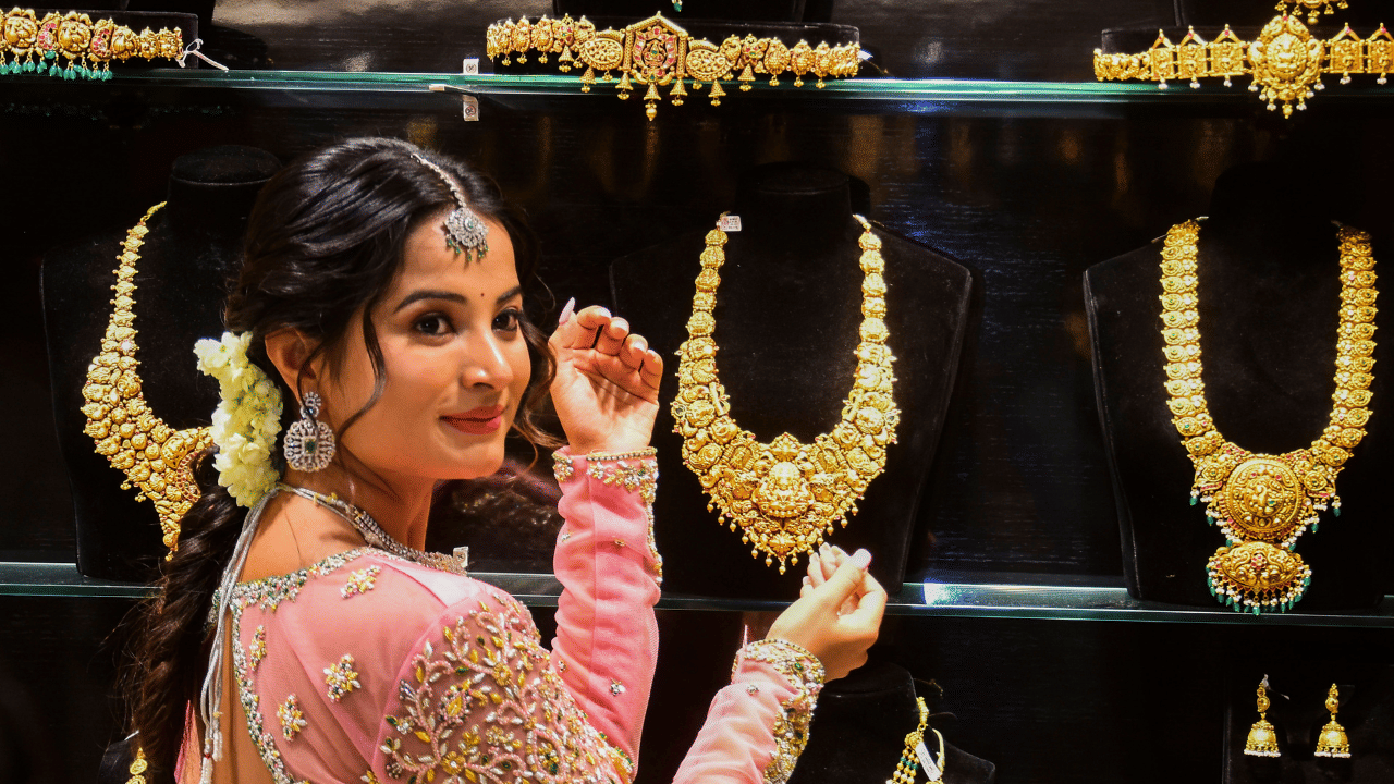 Kerala Gold Rate: ദേ പോണ്....വില കൂട്ടി സ്വർണം; കാത്തിരിക്കണോ, വാങ്ങണോ? Kerala Gold Rate: ദേ പോണ്....വില കൂട്ടി സ്വർണം; കാത്തിരിക്കണോ, വാങ്ങണോ?
