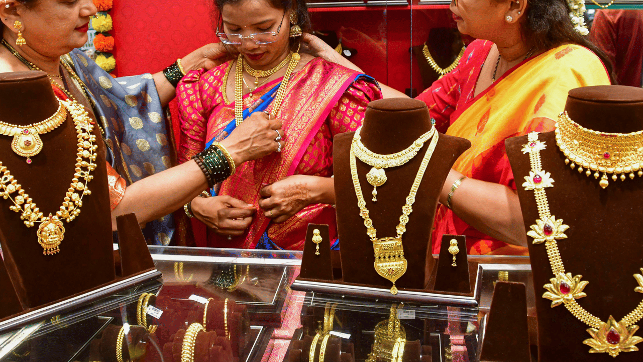 Kerala Gold Rate: പൊന്നുദൈവം തുണച്ചു, സ്വർണം താഴേക്ക് തന്നെ; വിലയിൽ വൻ ഇടിവ് Kerala Gold Rate: പൊന്നുദൈവം തുണച്ചു, സ്വർണം താഴേക്ക് തന്നെ; വിലയിൽ വൻ ഇടിവ്