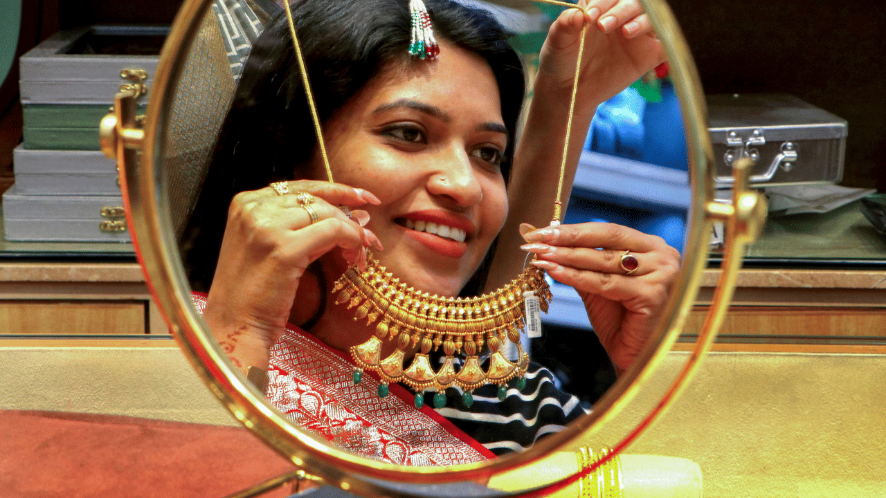 Kerala Gold Rate: എന്റെ പൊന്നേ ഇതെന്ത് ഭാവിച്ചാ...സ്വർണം വാങ്ങുന്നതിന് മുമ്പ് വില അറിഞ്ഞോ Kerala Gold Rate: എന്റെ പൊന്നേ ഇതെന്ത് ഭാവിച്ചാ...സ്വർണം വാങ്ങുന്നതിന് മുമ്പ് വില അറിഞ്ഞോ
