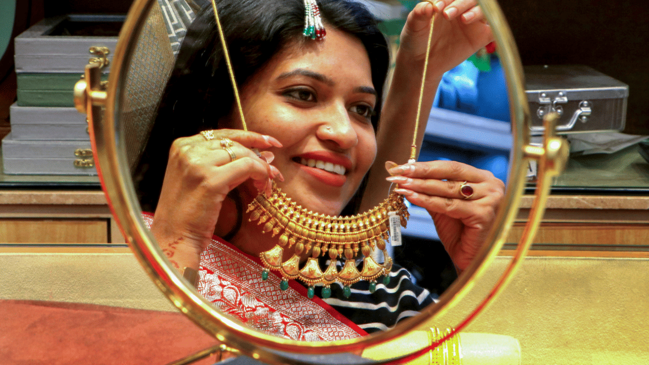 സ്വർണവിലയിലും പശ്ചിമേഷ്യയിലെ സംഘർഷം പ്രതിഫലിക്കും. സ്വർണവില വീണ്ടും കുറഞ്ഞേക്കുമെന്നാണ് വിലയിരുത്തൽ. ഒരു ലക്ഷത്തിന് താഴെയെത്താനുള്ള സാധ്യതയും തള്ളിക്കളയാനാകില്ല. (Image Credit: PTI)