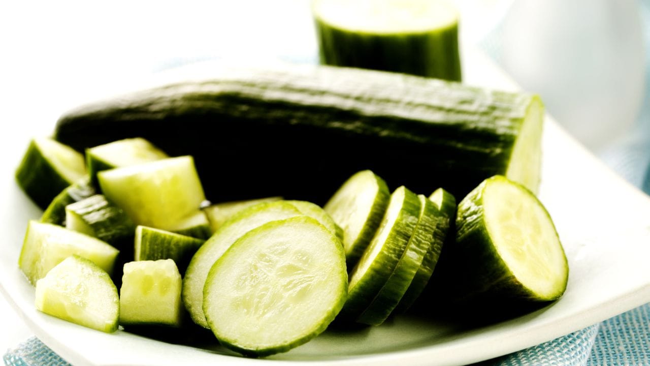 വയറിളക്കം, ഛർദ്ദി എന്നിവ മൂലമുണ്ടാകുന്ന നിർജ്ജലീകരണം മാറാൻ വെള്ളരിക്കയുടെ ഇലയും തണ്ടും പിഴിഞ്ഞെടുത്ത നീര് കരിക്കിൻ വെള്ളത്തിൽ ചേർത്ത് കുടിക്കുന്നത് ഫലപ്രദമാണ്. പ്രമേഹരോഗികൾക്കുണ്ടാകുന്ന അമിതമായ പരവേശം ശമിപ്പിക്കാൻ വെള്ളരിക്ക സഹായിക്കും.വെള്ളരിക്ക നീരിൽ അല്പം നാരങ്ങാനീര് ചേർത്ത് കഴിക്കുന്നതും, വെള്ളരിക്കുരു പാലിൽ അരച്ച് നാഭിയിൽ പുരട്ടുന്നതും മൂത്രതടസ്സം മാറാൻ സഹായിക്കും.