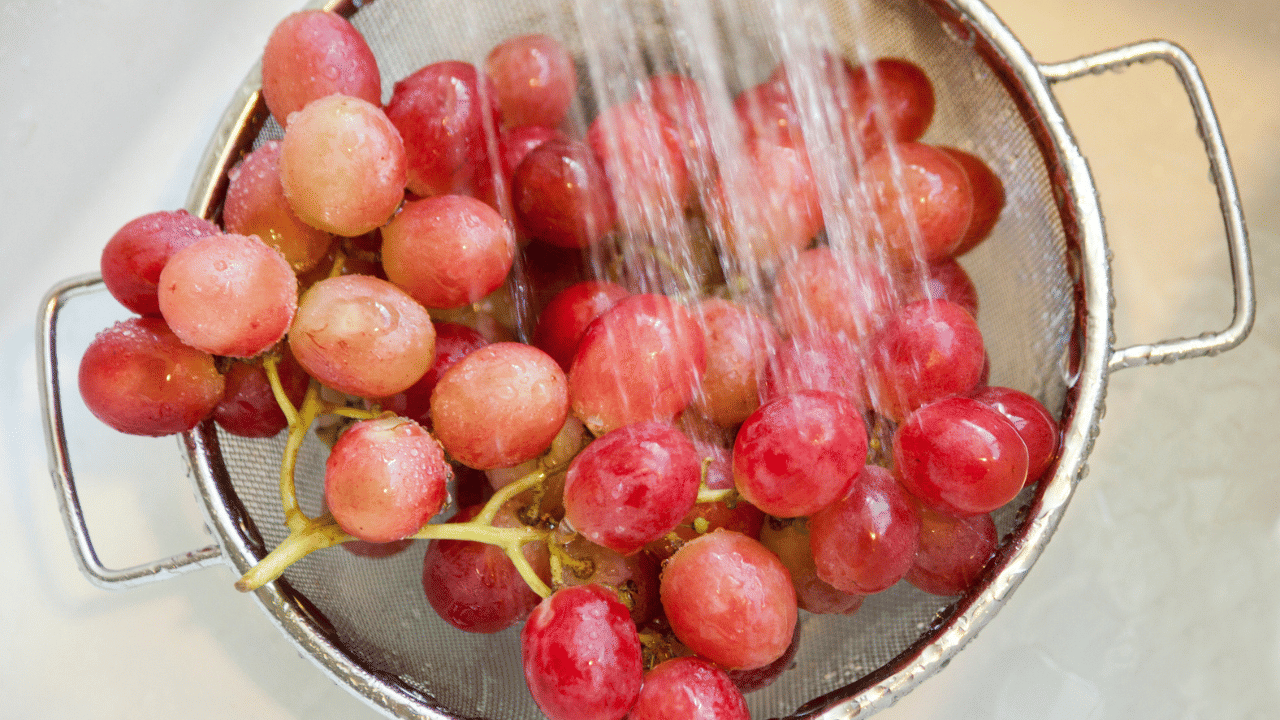 Grapes: വിഷാംശം പേടിക്കാതെ കഴിക്കാം, മുന്തിരി കഴുകേണ്ടത് ഇങ്ങനെ