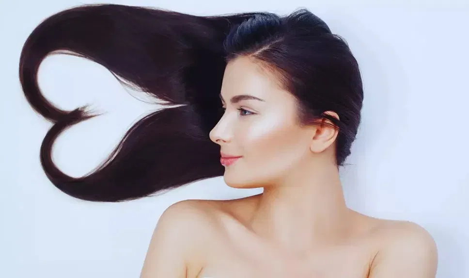 ചർമ്മ സംരക്ഷണത്തിന് മാത്രമല്ല, തലമുടി പരിചരണത്തിനും കാലങ്ങളായി ഉപയോഗിച്ചുവരുന്ന ഒന്നാണ് ഗ്ലിസറിൻ. മുടിയിൽ ഈർപ്പം നിലനിർത്താനും, താരൻ കുറയ്ക്കാനും, മുടി കൊഴിച്ചിൽ തടയാനും ഗ്ലിസറിൻ മികച്ചൊരു ഓപ്ഷനാണ്.