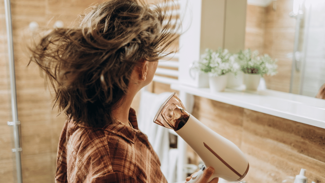 വേനൽക്കാലത്ത് ഹെയർ ഡ്രയർ, സ്‌ട്രെയിറ്റനിംഗ് മെഷീൻ എന്നിവയുടെ ഉപയോഗം പരമാവധി കുറയ്ക്കുക. മുടി മുറുകെ കെട്ടിവെക്കാതെ അയച്ചിടുകയോ ലൂസായി കെട്ടുകയോ ചെയ്യുന്നത് വിയർപ്പ് മൂലം മുടി പൊട്ടിപ്പോകുന്നത് തടയാൻ സഹായിക്കും.
