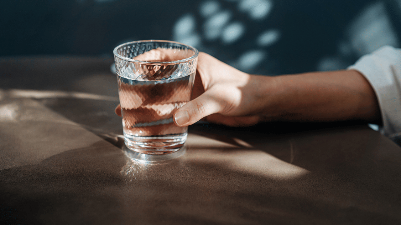 ശരീരത്തിൽ ആവശ്യത്തിന് ജലാംശം ഉണ്ടെങ്കിൽ മാത്രമേ മുടിയുടെ ആരോഗ്യവും നിലനിൽക്കൂ. അതിനാൽ ദിവസവും കുറഞ്ഞത് 8-10 ഗ്ലാസ് വെള്ളമെങ്കിലും കുടിക്കാൻ ശ്രദ്ധിക്കുക. (Image Credit: Getty Images)
