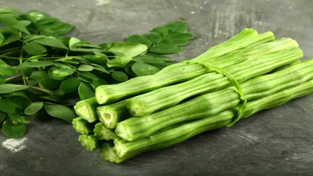 പ്രമേഹരോഗികൾക്ക് മുരിങ്ങയ്ക്ക വളരെ നല്ലതാണ്. ഇത് ഇൻസുലിൻ സെൻസിറ്റിവിറ്റി വർദ്ധിപ്പിക്കാനും രക്തത്തിലെ പഞ്ചസാരയുടെ അളവ് കുറയ്ക്കാനും സഹായിക്കുന്നു. മുരിങ്ങയ്ക്കയ്ക്ക് രക്തത്തെ ശുദ്ധീകരിക്കാനുള്ള കഴിവുണ്ട്. ഇത് ചർമ്മരോഗങ്ങൾ കുറയ്ക്കാനും ചർമ്മത്തിന് തിളക്കം നൽകാനും സഹായിക്കും.