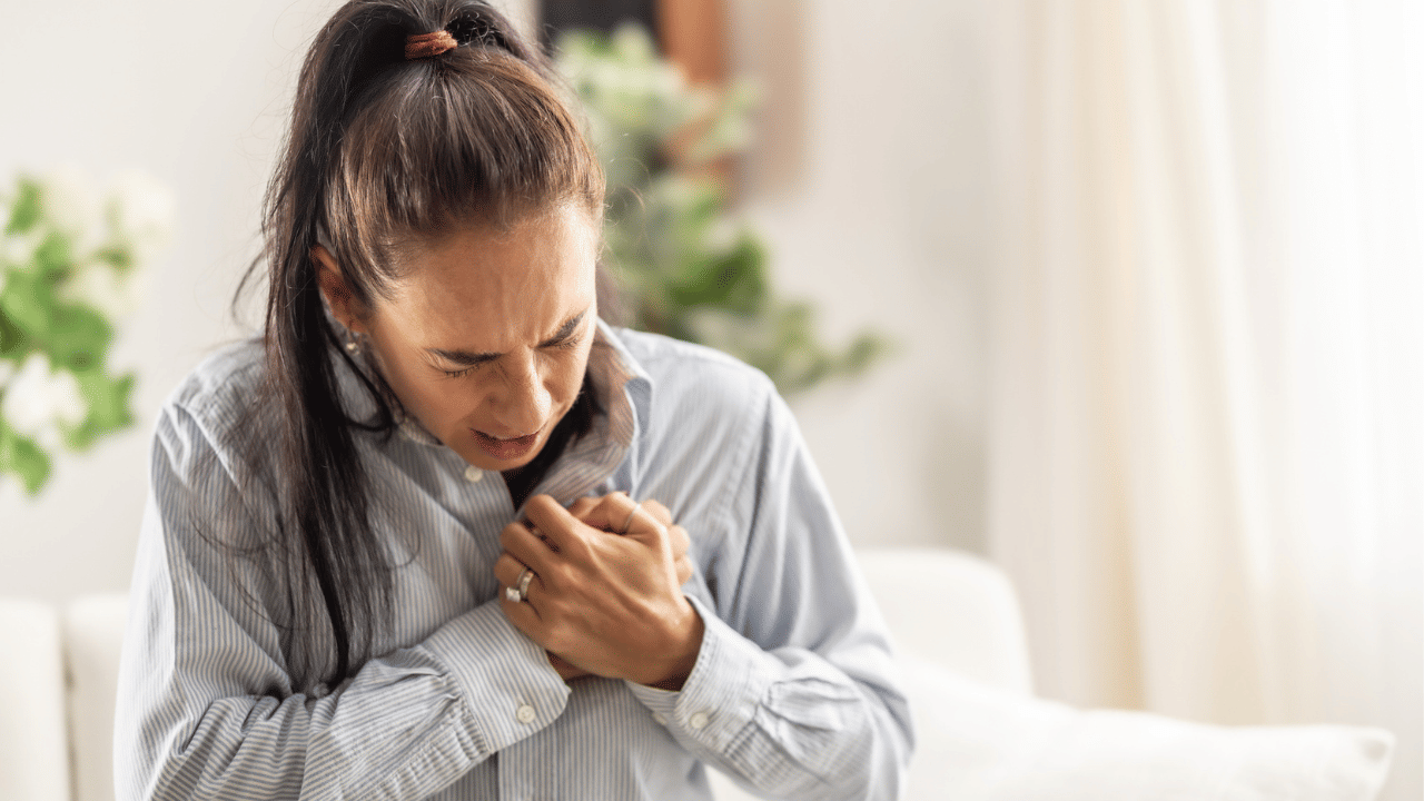 അതുപോലെ ആംബുലൻസ് വരുമ്പോൾ അവർക്ക് വീട്ടിലേക്ക് എളുപ്പത്തിൽ പ്രവേശിക്കാൻ കഴിയുന്നതിനായി മുൻവശത്തെ കതക് തുറന്നിടുന്നത് നല്ലതാണ്. (Image Credit: Getty Images)
