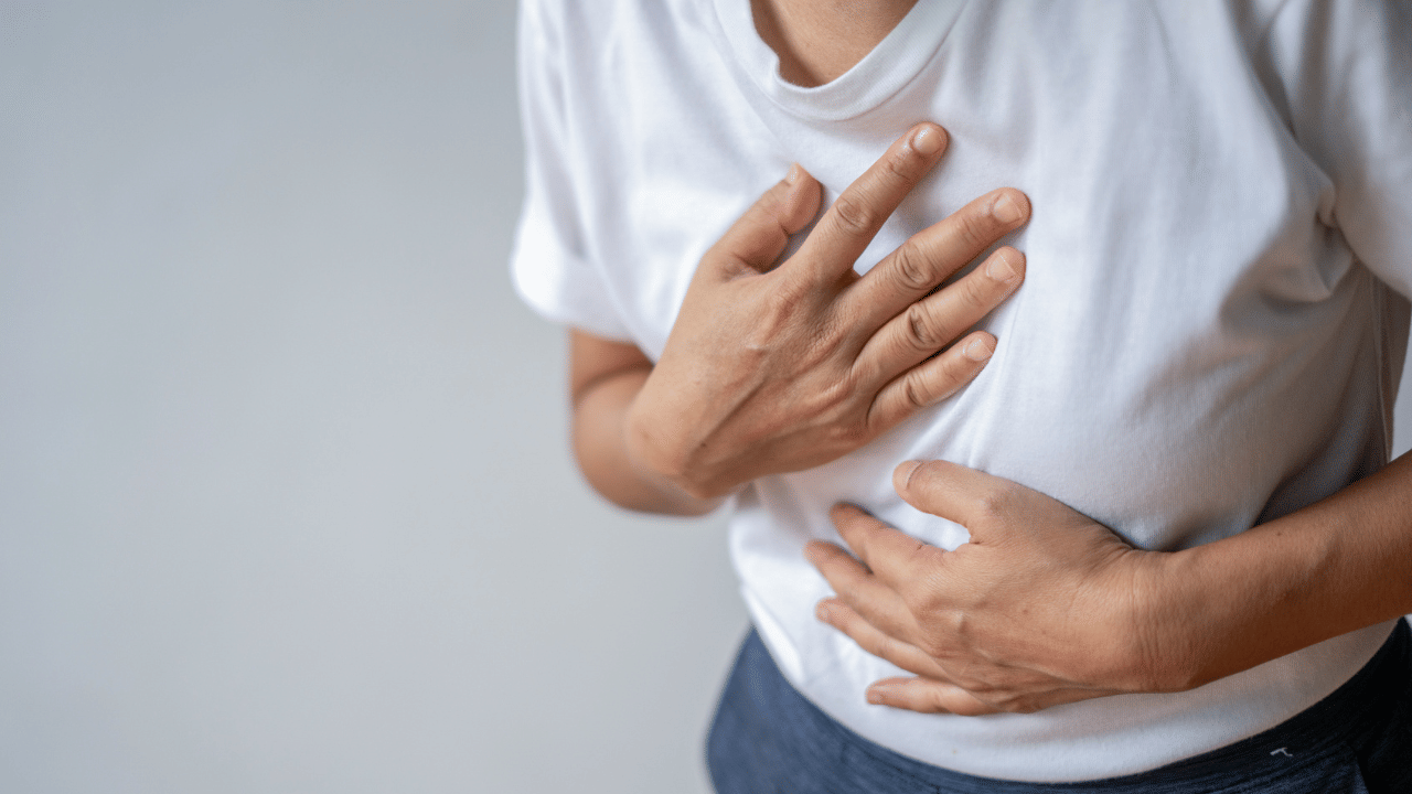 പരിഭ്രമം കുറയ്ക്കാനും ശരീരത്തിൽ ഓക്സിജന്റെ അളവ് നിലനിർത്താനും ദീർഘമായി ശ്വാസമെടുക്കുന്നത് നല്ലതാണ്. ഇത് ഹൃദയത്തിന് കൂടുതൽ ആയാസം നൽകാതെ ശാന്തമായിരിക്കാൻ സഹായിക്കും.
