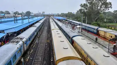 Train Middle Berth Rules: ട്രെയിനിൽ മിഡിൽ ബർത്ത് ഉപയോഗിക്കാനും സമയമുണ്ടോ? നിയമങ്ങൾ ലംഘിച്ചാൽ നടപടി Train Middle Berth Rules: ട്രെയിനിൽ മിഡിൽ ബർത്ത് ഉപയോഗിക്കാനും സമയമുണ്ടോ? നിയമങ്ങൾ ലംഘിച്ചാൽ നടപടി