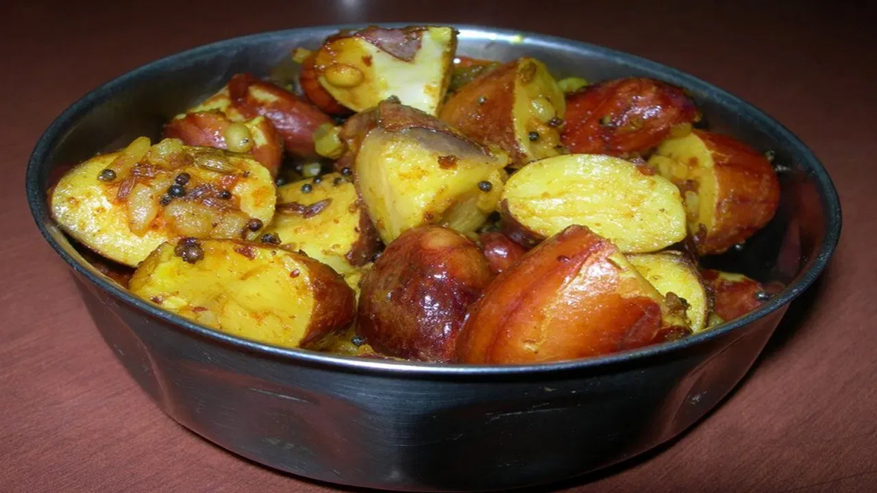 മലയാളികളുടെ ഭക്ഷണസംസ്കാരത്തിൽ ചക്കക്കുരുവിന് സവിശേഷമായ സ്ഥാനമാണുള്ളത്. വെറുമൊരു ഉപവിഭവം എന്നതിലുപരി, പോഷകഗുണങ്ങളാലും പാരമ്പര്യത്തനിമയാലും ഈ വിഭവം ഏറെ ശ്രദ്ധേയമാണ്. പ്രോട്ടീൻ, കാർബോഹൈഡ്രേറ്റ്, നാരുകൾ എന്നിവയാൽ സമ്പന്നമാണ് ചക്കക്കുരു. ഇത് ദഹനപ്രക്രിയ സുഗമമാക്കാൻ സഹായിക്കുന്നു.