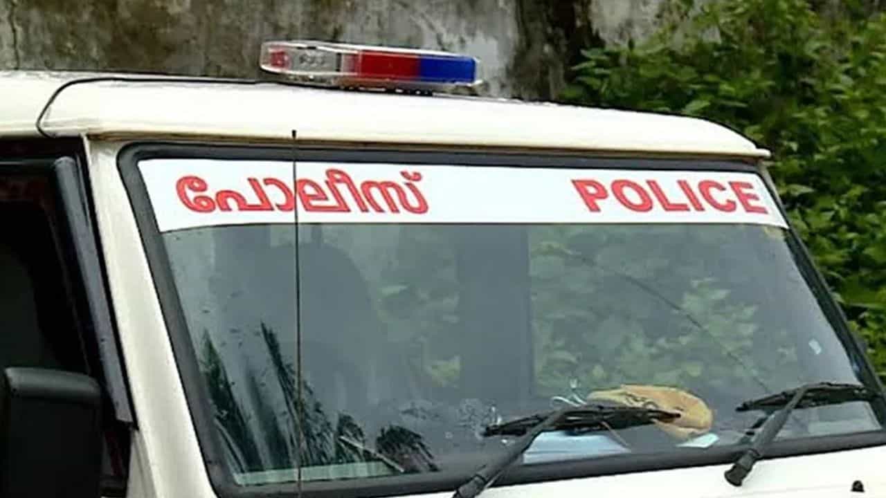വിവാഹഭ്യർത്ഥന നിരസിച്ചു; യുവതിയെ ജിമ്മിൽ കയറി കുത്തിയ ശേഷം യുവാവ് എലിവിഷം കഴിച്ചു വിവാഹഭ്യർത്ഥന നിരസിച്ചു; യുവതിയെ ജിമ്മിൽ കയറി കുത്തിയ ശേഷം യുവാവ് എലിവിഷം കഴിച്ചു