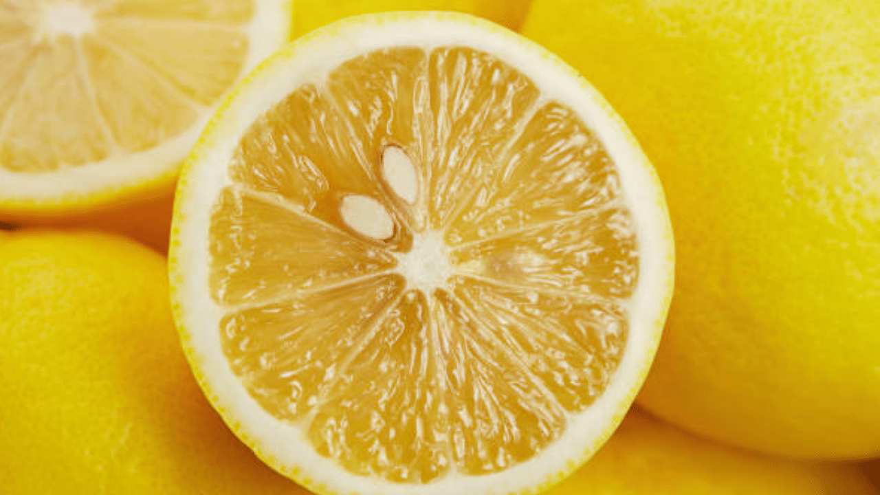 നാരങ്ങ നീര് ചുണ്ടിലെ കറുത്ത നിറം അകറ്റാൻ സഹായിക്കുന്നതാണ്. ഒരു ടീസ്പൂൺ നാരങ്ങാനീരും ഒരു ടീസ്പൂൺ തേനും കലർത്തുക. ഇത് ചുണ്ടിന് ചുറ്റും പുരട്ടി 15 മിനിറ്റിന് ശേഷം തണുത്ത വെള്ളത്തിൽ കഴുകിക്കളയാം.