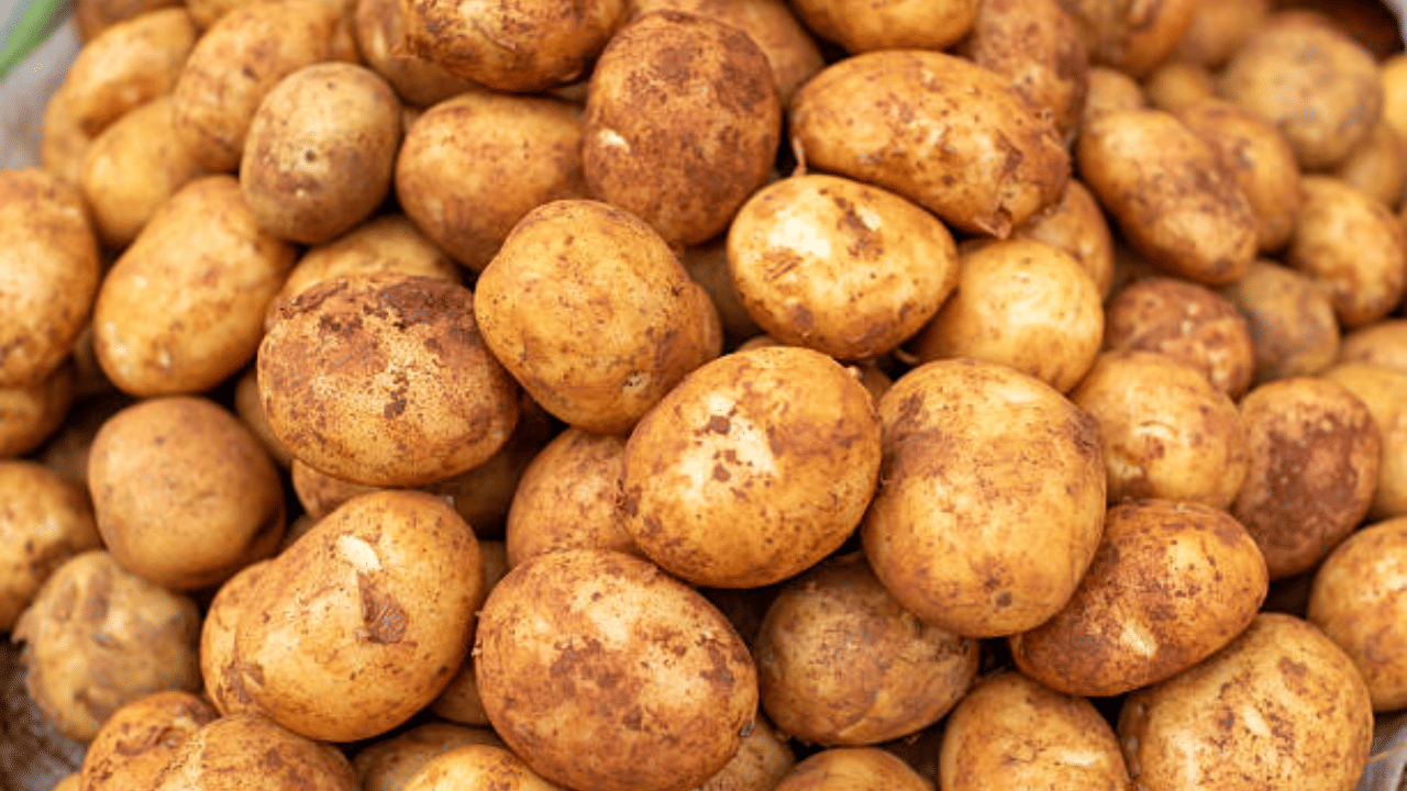 ഒരു ചെറിയ കഷ്ണം ഉരുളക്കിഴങ്ങ് അരച്ചെടുത്ത നീര് കറുപ്പുള്ള ഭാഗത്ത് പുരട്ടുക. 20 മിനിറ്റിന് ശേഷം കഴുകാം. ഇങ്ങനെ ചെയ്യുന്നതും ചുണ്ടുകൾക്ക് നിറം നൽകും. ഉരുളക്കിഴങ്ങിൽ അടങ്ങിയിരിക്കുന്ന കാറ്റകോളേസ് എന്ന എൻസൈമാണ് ഇതിന് സഹായിക്കുന്നത്.