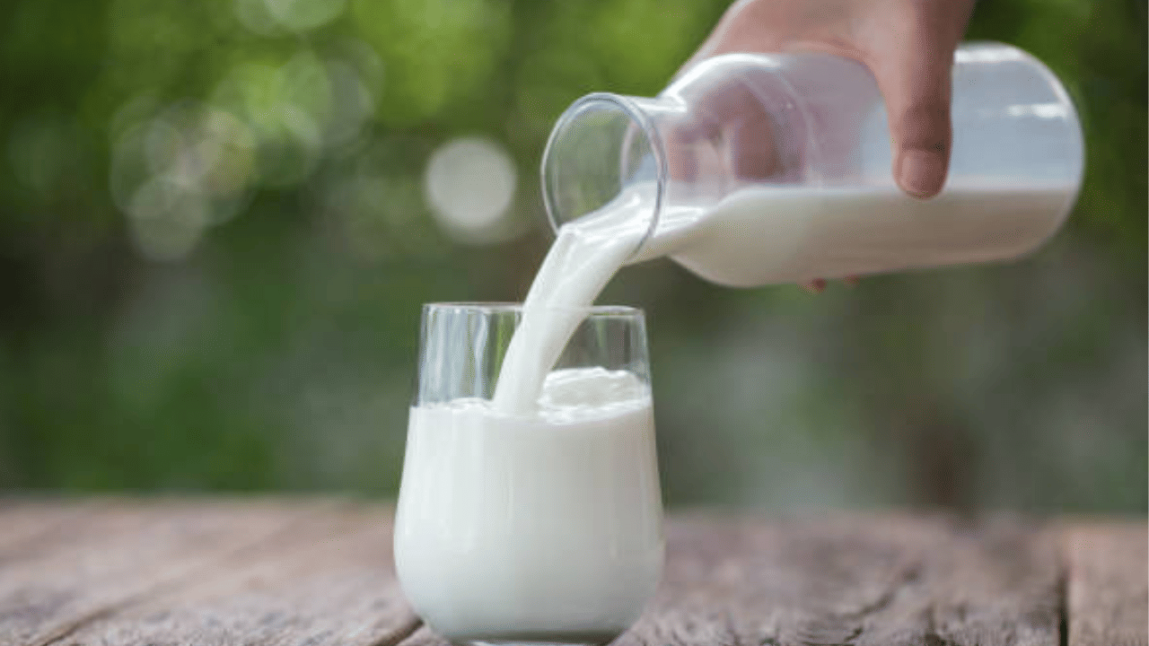 അല്പം മഞ്ഞൾപ്പൊടി പാലിൽ കലർത്തി പേസ്റ്റ് രൂപത്തിലാക്കുക. ഇത് ചുണ്ടിന് ചുറ്റും പുരട്ടി ഉണങ്ങുമ്പോൾ പതുക്കെ ഉരച്ച് കഴുകിക്കളയുക. പാലിലെ ലാക്റ്റിക് ആസിഡ് ചർമ്മത്തെ വൃത്തിയാക്കുന്നു.