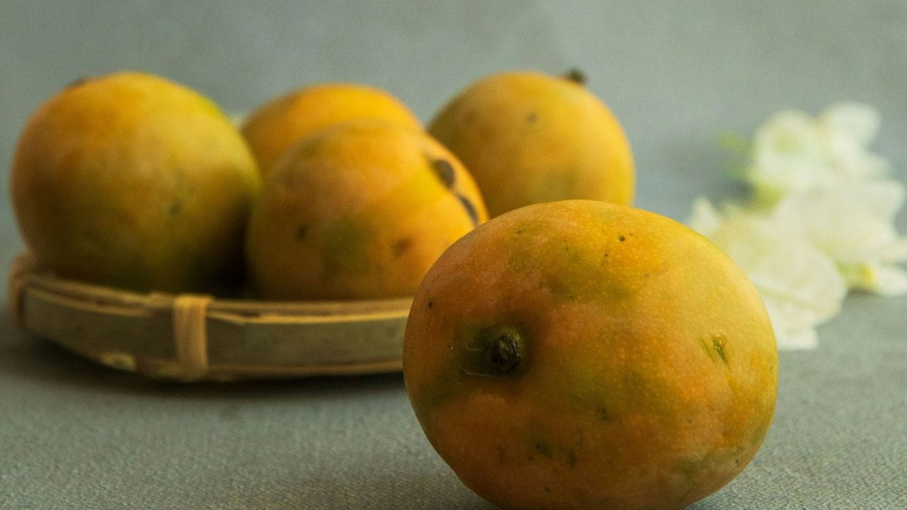 അരിഞ്ഞുവെച്ചിരിക്കുന്ന മാമ്പഴം വെള്ളം ചേർക്കാതെ മിക്‌സിയിലിട്ട് നന്നായി അരച്ചെടുക്കുക. ഒരു പാൻ അടുപ്പത്തുവെച്ച് അരച്ച മാമ്പഴം അതിലേക്ക് ഒഴിക്കുക. തീ കൂട്ടി വെച്ച് തുടർച്ചയായി ഇളക്കിക്കൊണ്ടിരിക്കണം അടിയിൽ പിടിക്കാതെ ശ്രദ്ധിക്കുക. ഏകദേശം 40 മിനിറ്റോളം ഇളക്കുമ്പോൾ വെള്ളം വറ്റി പൾപ്പ് പാകത്തിന് കുറുകി വരും.