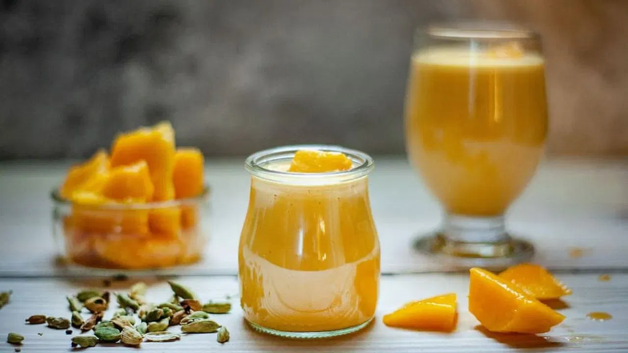 പുഡ്ഡിംഗ് വിളമ്പുന്നതിന് മുൻപായി മുകളിൽ ചെറിയ മാമ്പഴ കഷ്ണങ്ങളോ , ബദാം, പിസ്ത തുടങ്ങിയ നട്സുകളോ ചേർക്കുന്നത് കാണാൻ ഭംഗിയും കഴിക്കാൻ രുചിയും നൽകും. സാധാരണ പുഡ്ഡിംഗുകളിൽ ചേർക്കാറുള്ള ജിലാറ്റിനോ ചൈനാ ഗ്രാസോ ഇല്ലാതെ തന്നെ കോൺഫ്ലവർ ഉപയോഗിച്ച് ഇത് പെർഫെക്റ്റ് ആയി സെറ്റ് ചെയ്യാമെന്നതാണ് ഈ റെസിപ്പിയുടെ പ്രത്യേകത.