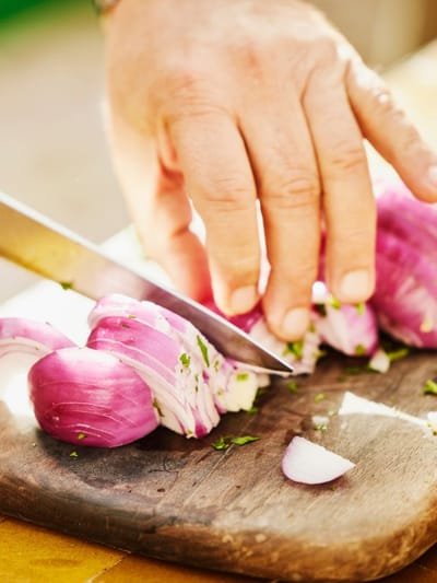 ഇനി ഉള്ളി മുറിക്കുമ്പോൾ കണ്ണ് നിറയില്ല! ‌ഇങ്ങനെ ചെയ്താൽ മതി