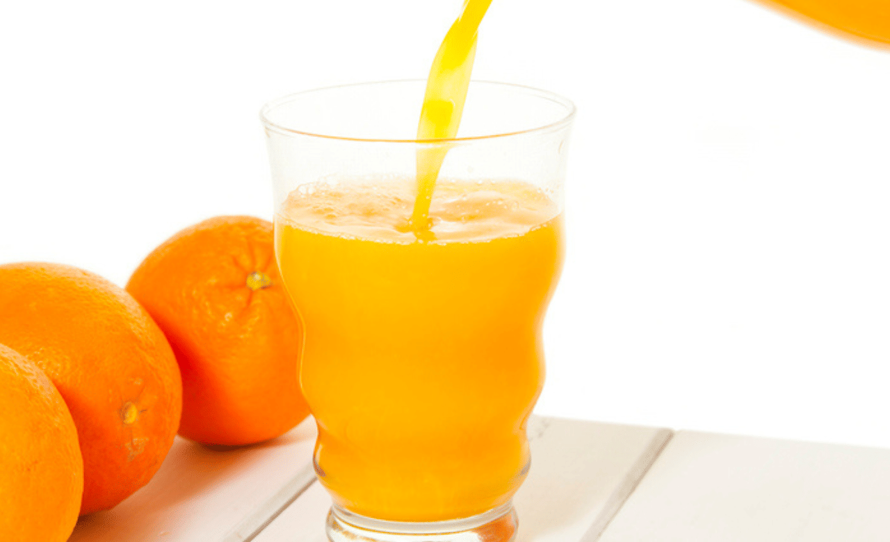 ശേഷം മിക്സിയുടെ ജാറിലേക്ക് മാറ്റുക. ഇതിലേക്ക് പഞ്ചസാര, വെള്ളം എന്നിവ ചേർക്കുക. ഒപ്പം അര ഇഞ്ച് വലിപ്പത്തിൽ ഓറഞ്ച് നിറത്തിലുള്ള തൊലിയുടെ ഭാഗം കൂടി ചേർക്കുന്നത് ജ്യൂസിന് നല്ല മണവും രുചിയും നൽകാൻ സഹായിക്കും.