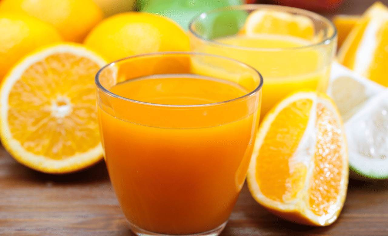 ഓറഞ്ച് നടുവേ മുറിച്ചാൽ അതിനുള്ളിലെ കുരുക്കൾ എളുപ്പത്തിൽ നീക്കം ചെയ്യാം. വിത്തുകൾ ജ്യൂസിനൊപ്പം അരഞ്ഞുപോയാൽ കയ്പ്പ് അനുഭവപ്പെടും. അതിനാൽ എല്ലാ വിത്തുകളും ശ്രദ്ധാപൂർവ്വം മാറ്റുക.