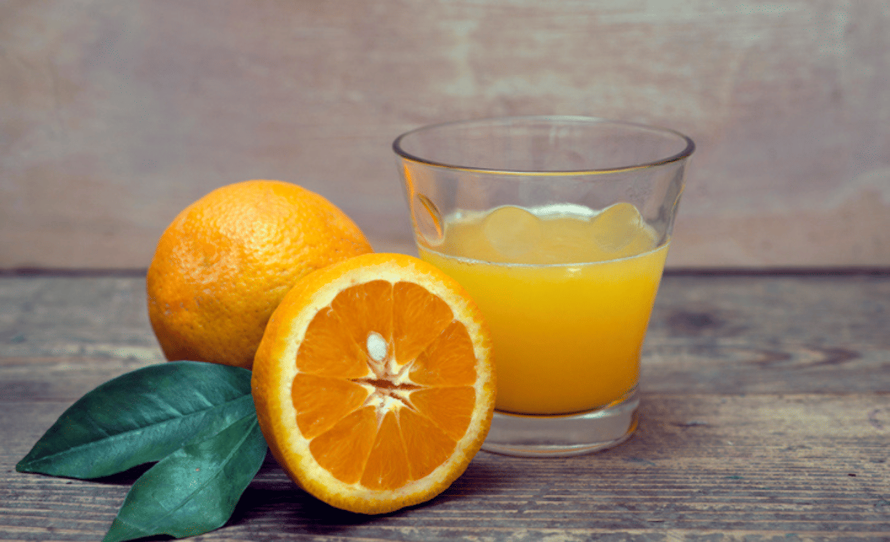 ഓറഞ്ച് ജ്യൂസ് തയ്യാറാക്കാനായി ആദ്യം ഓറഞ്ചിന്റെ തൊലി കളയുക. ഇതിലെ വെളുത്ത നിറത്തിലുള്ള തൊലി ഭാഗം പരമാവധി നീക്കം ചെയ്യാൻ ശ്രദ്ധിക്കണം. ജ്യൂസിന് കയ്പ്പ് വരാനുള്ള പ്രധാന കാരണം ഈ വെളുത്ത ഭാഗമാണ്.