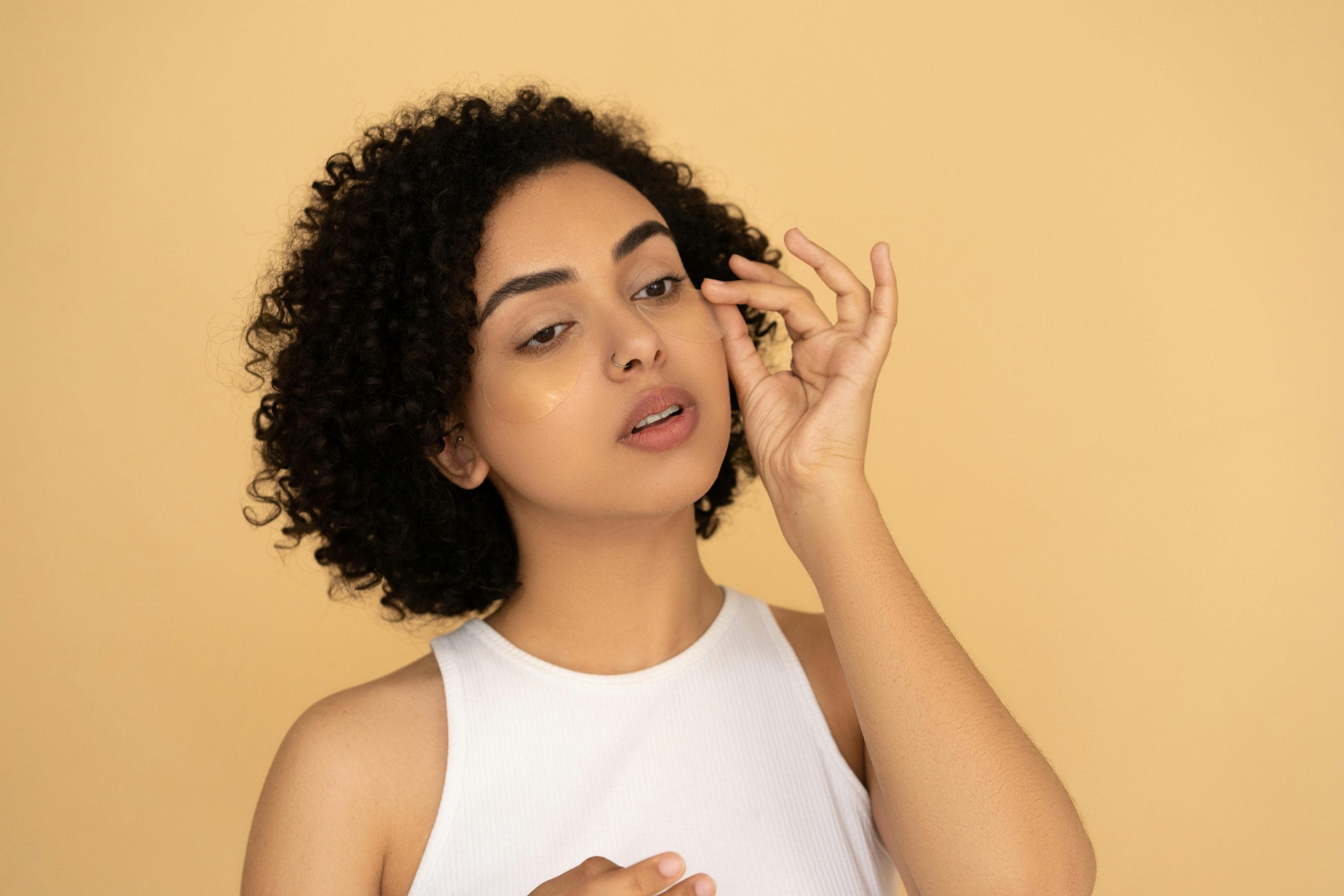 തണുത്ത ടീ ബാഗുകൾ: ചായയിലുള്ള കഫീൻ, ആൻ്റിഓക്സിഡൻ്റുകൾ എന്നിവ രക്തയോട്ടം വർദ്ധിപ്പിക്കാനും കണ്ണിൻ്റെ ക്ഷീണം മാറ്റാനും സഹായിക്കും. ഗ്രീൻ ടീ ബാഗുകളാണ് കൂടുതൽ നല്ലത്. ഉപയോഗിച്ച ടീ ബാഗുകൾ ഫ്രിഡ്ജിൽ വെച്ച് നന്നായി തണുപ്പിക്കുക. ഇത് 10-15 മിനിറ്റ് കണ്ണുകൾക്ക് മുകളിൽ വെച്ചാൽ നല്ല മാറ്റം കാണാനാകും.